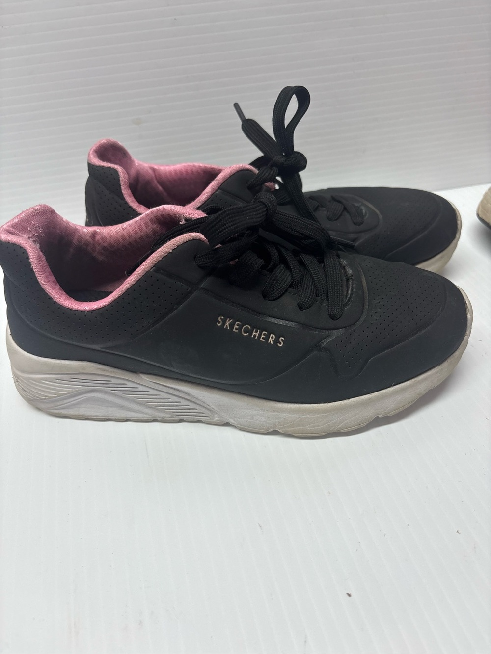 Skechers girl’s Black Pink Lined Athletic Sneakers size 3